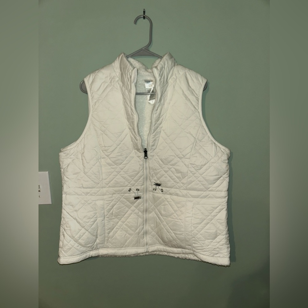 Time and true women’s vest in artic snow